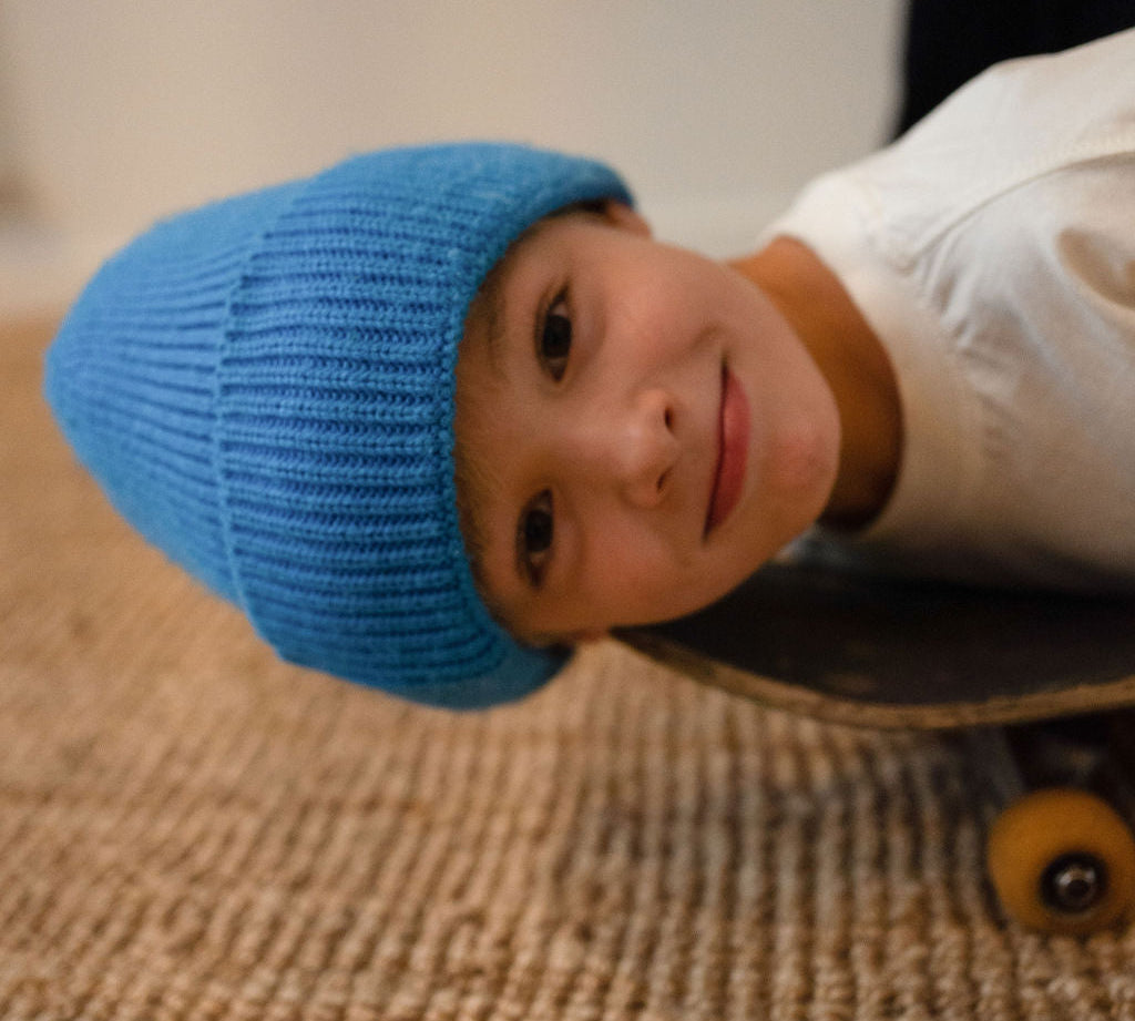 jongen-die-lachend-op-skateboard-ligt-illustratie-van-gezond-fysiek-en-mentaal-welzijn