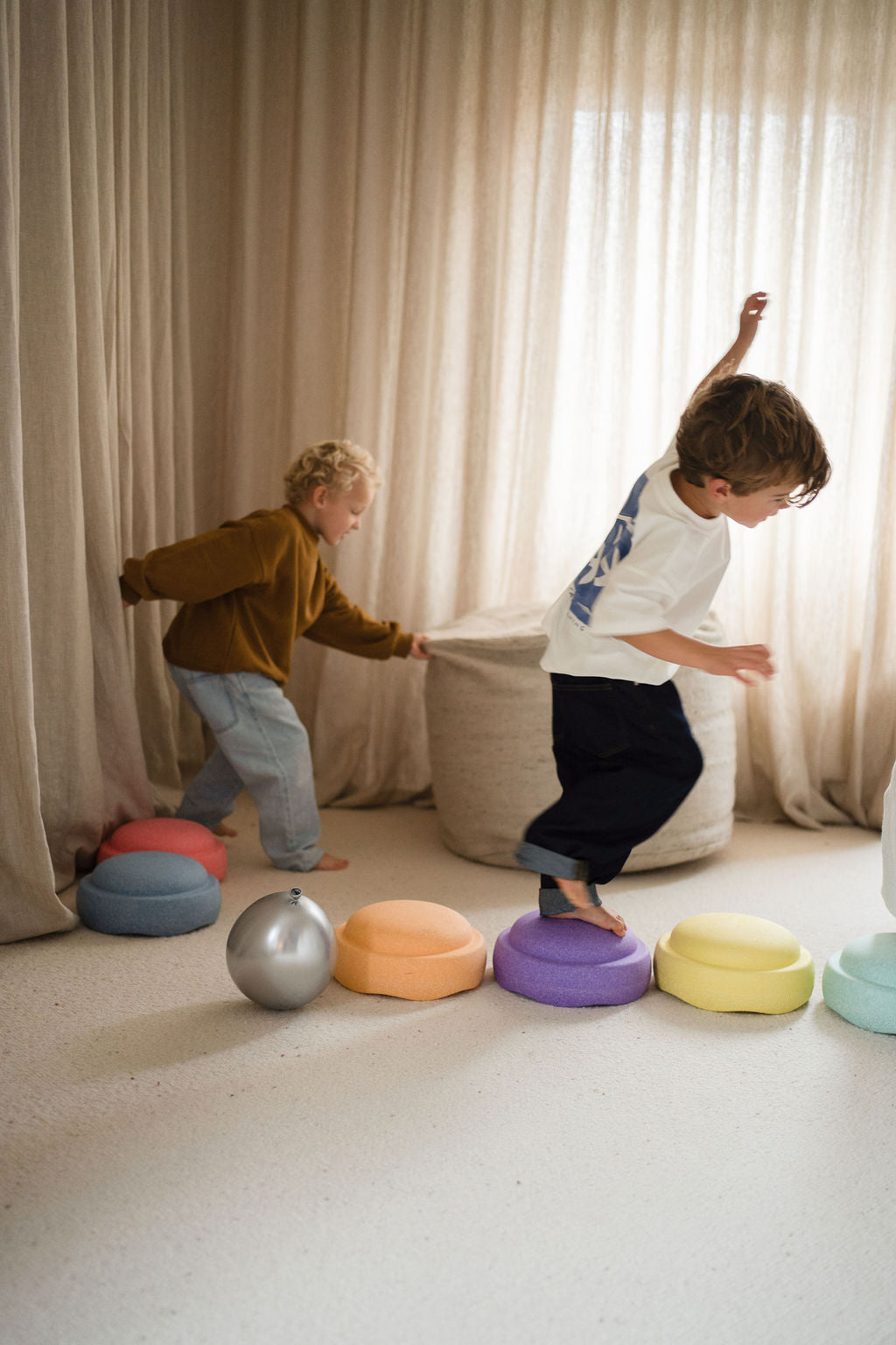 twee-jonge-kinderen-die-spelen-als-illustratie-voor-ondersteuning-van-de-ontwikkeling-en-gezonde-levensstijl
