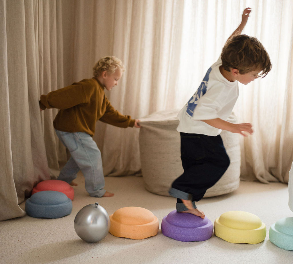 twee-jonge-kinderen-die-spelen-als-illustratie-voor-ondersteuning-van-de-ontwikkeling-en-gezonde-levensstijl