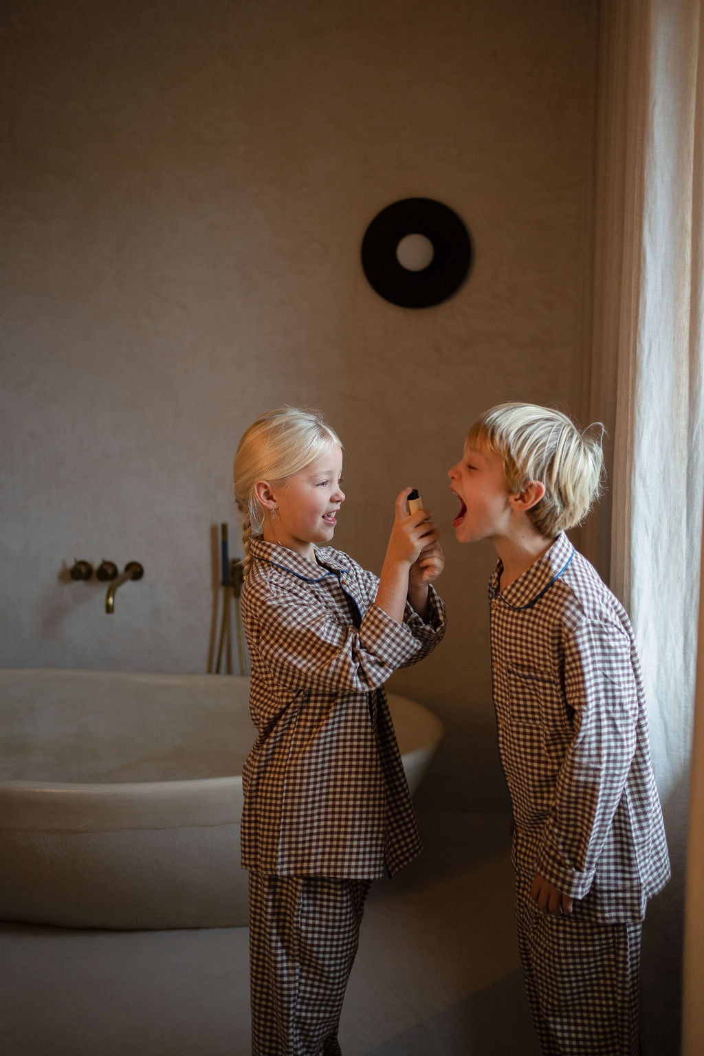 sister-and-brother-using-fenna-kids-vitamin-spray