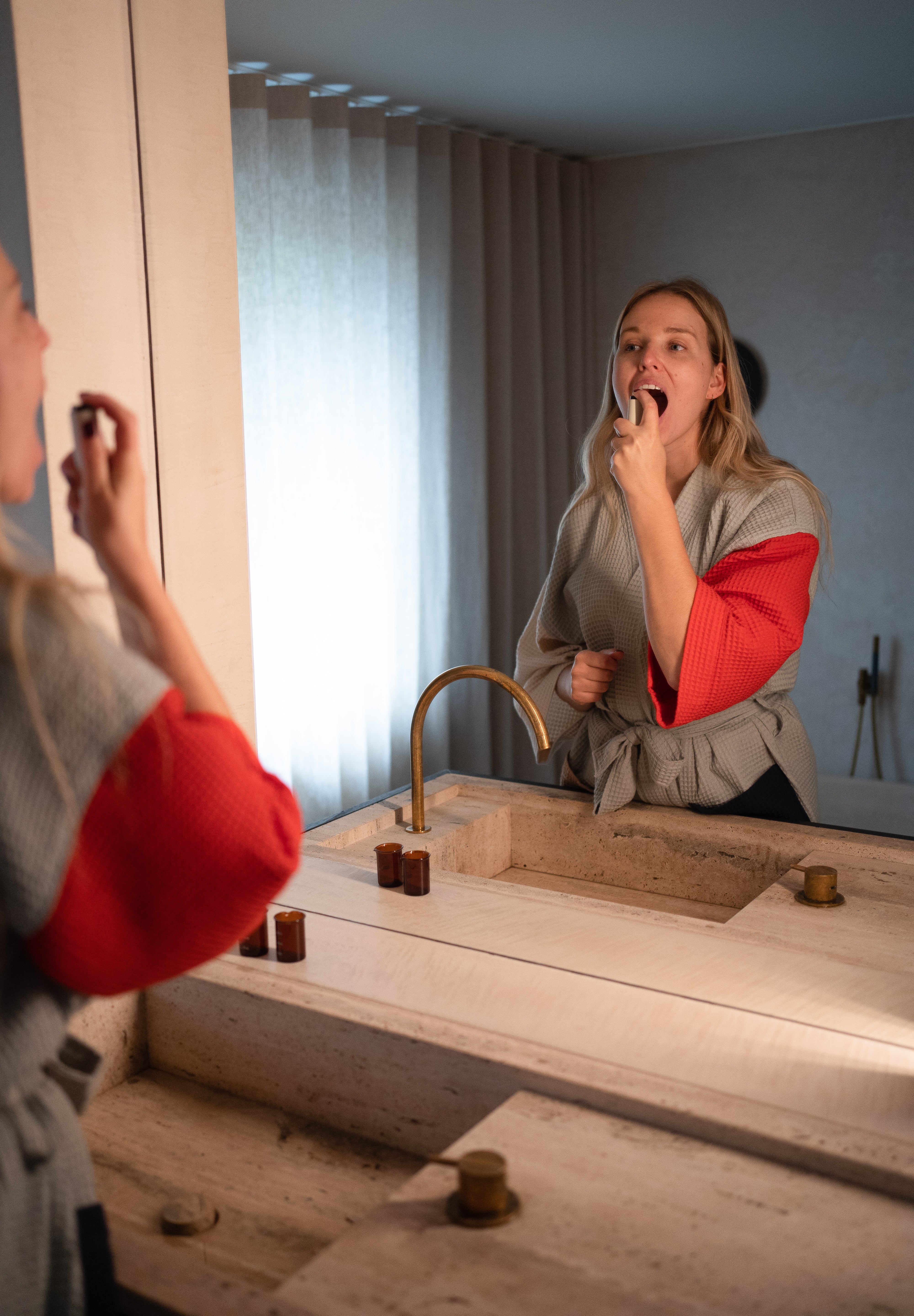 Vrouw-sprayt-FENNA-vitamine-spray-in-mond