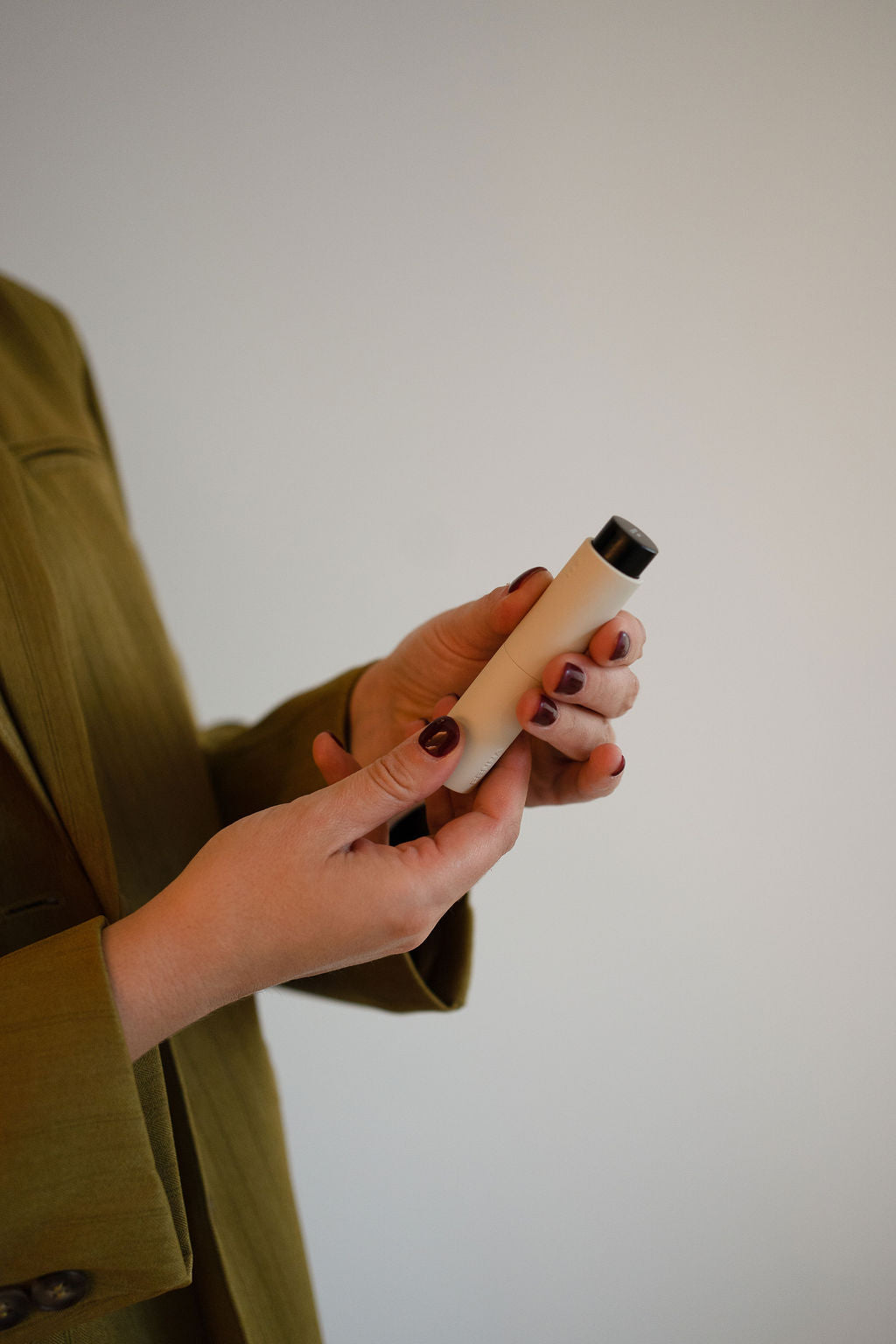 Woming-holding-Fenna-Adult-AM-Vitamin-Spray