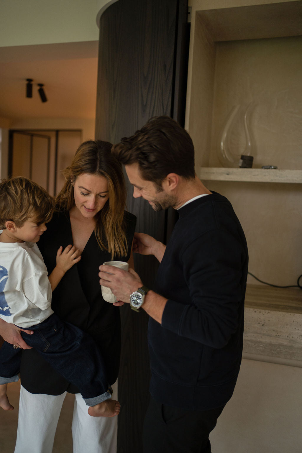 Fenna-founders-with-oldest-child-in-kitchen